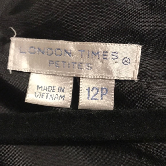 London’s Times Lace Dress - Picture 4 of 8